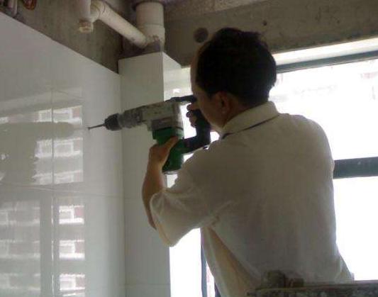 墙砖打孔会裂吗图片(墙砖打孔后的地方怎么修补) 墙砖打孔会裂吗图片(墙砖打孔后的地方怎么修补)