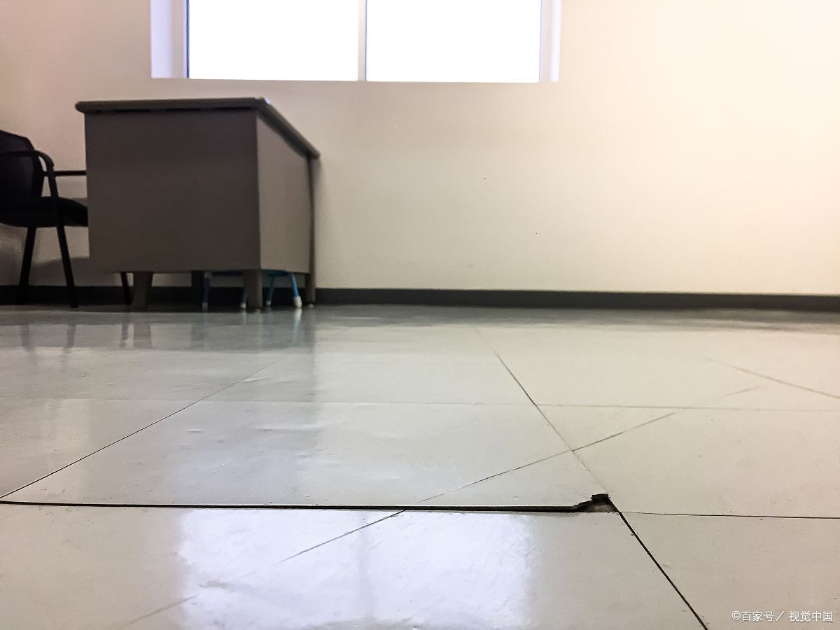 十几年的地砖突然鼓起来的原因(十几年的地砖突然鼓起来的原因是什么)